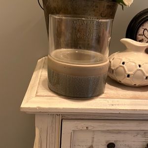 Candle holder grays with tan